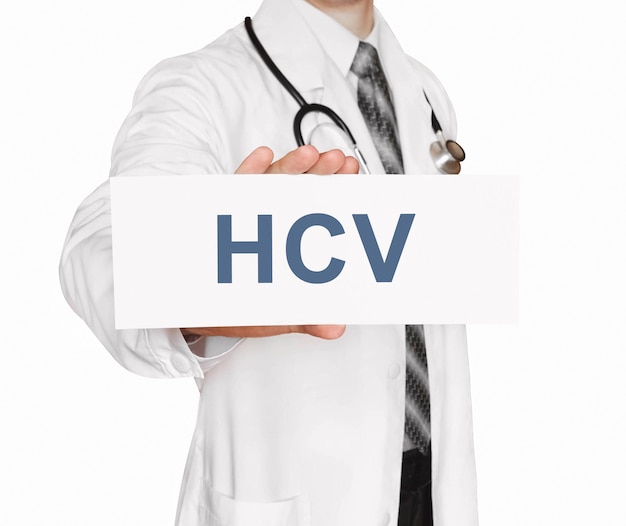 Médecin tenant une carte avec le VHC, concept médical