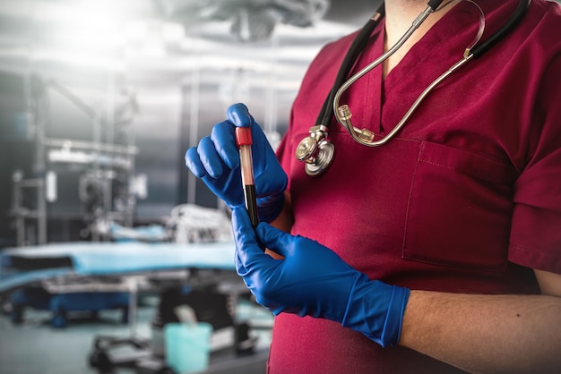 Médecin tenant du sang dans un tube à essai à l'hôpital de laboratoire