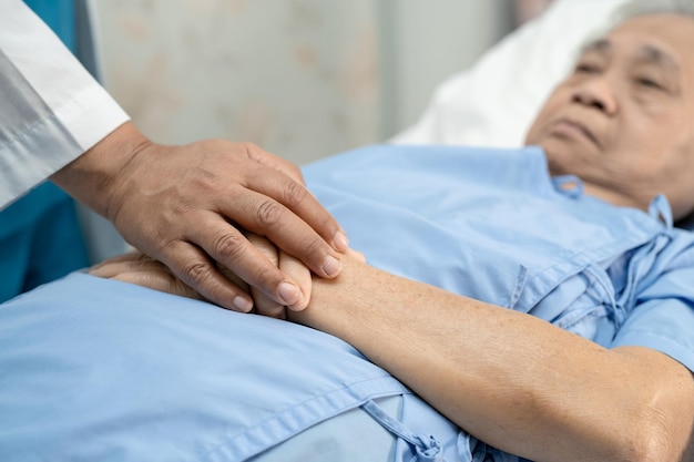 Médecin tenant les mains touchantes Asiatique senior ou âgée vieille dame patiente avec des soins d'amour aidant à encourager et à l'empathie à l'hôpital de soins infirmiers sain concept médical fort