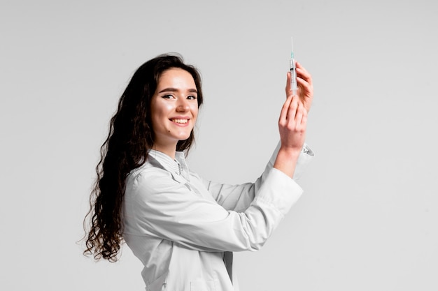 Médecin Tenant La Seringue Avec Le Vaccin Contre Le Coronavirus. Vaccination Covid-19. Arrêtez La Quarantaine. Jolie Fille Dans Des Gants Médicaux Avec Une Seringue Et Des Médicaments