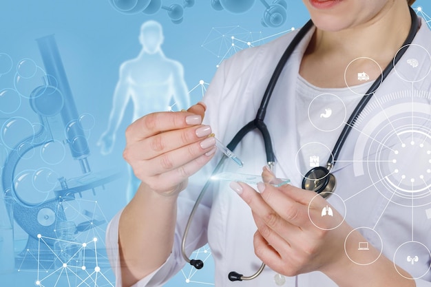 Un médecin tenant un stéthoscope devant un fond bleu