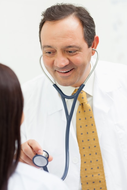 Médecin tenant un stéthoscope avec un patient