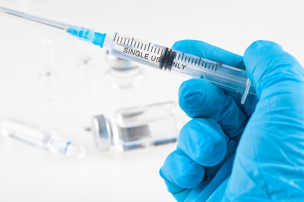 Médecin tenant une viole avec vaccin contre le virus corona