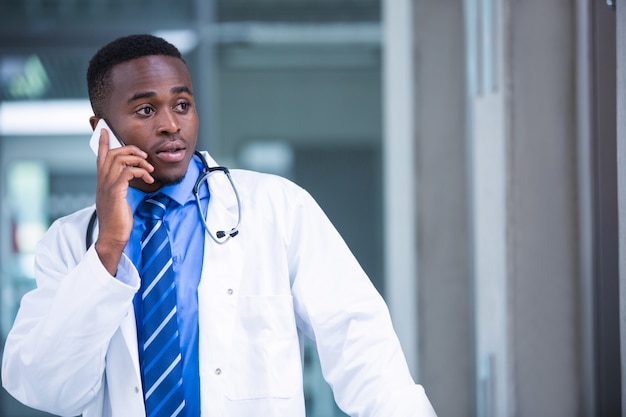 Médecin tendu parler sur téléphone mobile