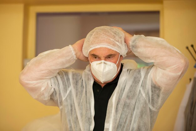 Un médecin en tenue de protection lors d'une épidémie de coronavirus pandémique