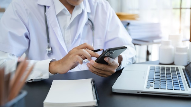 Médecin textos et sms avec smartphone textos patient