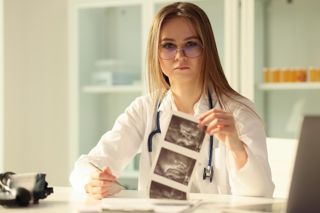 Médecin thérapeute examinant le résultat de l'examen échographique de la cavité abdominale en clinique