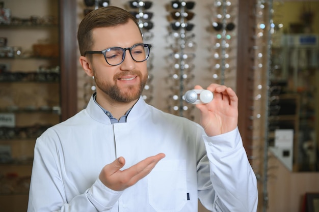 Le médecin tient dans son récipient à main des lentilles de contact souples à usage unique L'ophtalmologiste prescrit l'utilisation de lentilles de contact d'un jour pour la correction de la vision Myopie et concept de problème de vue