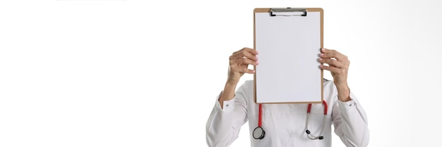 Le médecin tient une feuille blanche de pharmacie en papier et un concept d'examen médical