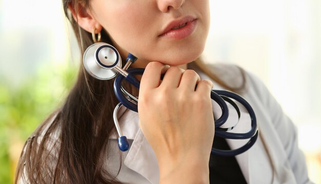 Une médecin tient le phonendoscope à la main en médecine