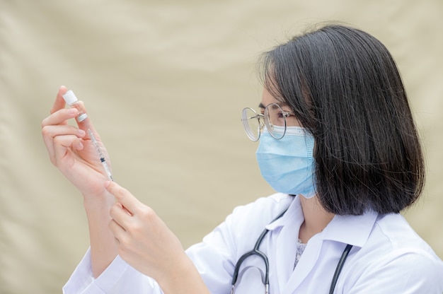 Le Médecin Tient Une Seringue Et était Sur Le Point De Vacciner Le Patient à La Clinique Pour Empêcher La Propagation Du Virus.