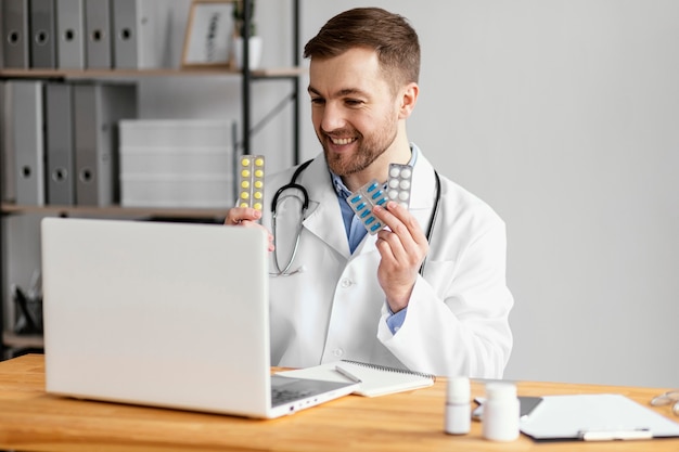 Photo médecin de tir moyen montrant des pilules