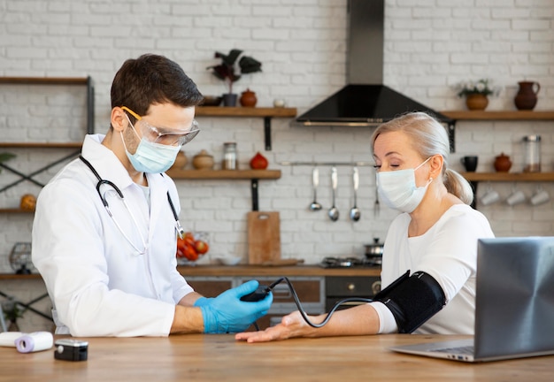 Médecin de tir moyen vérifiant la femme