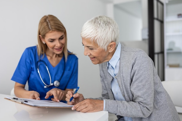 Médecin travaillant au bureau et écoutant la patiente, elle explique ses symptômes, concept de soins de santé et d'assistance