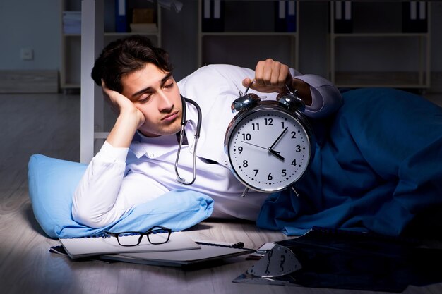 Photo médecin travaillant de nuit à l'hôpital après de longues heures