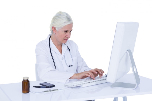 Médecin travaillant sur son ordinateur