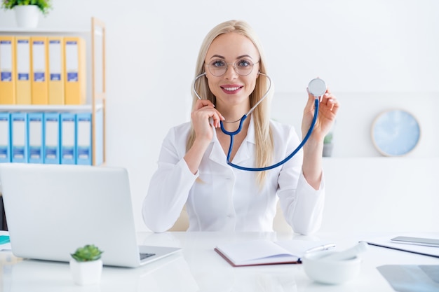 Médecin Travaillant Avec Un Stéthoscope Dans Son Bureau