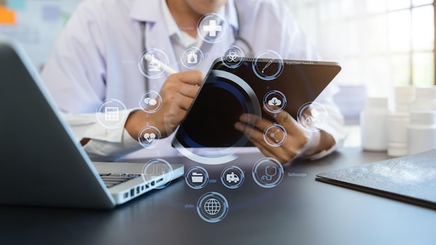 Un médecin travaillant sur la table examine le concept de recherche d'informations et de documents dans la chambre d'hôpital