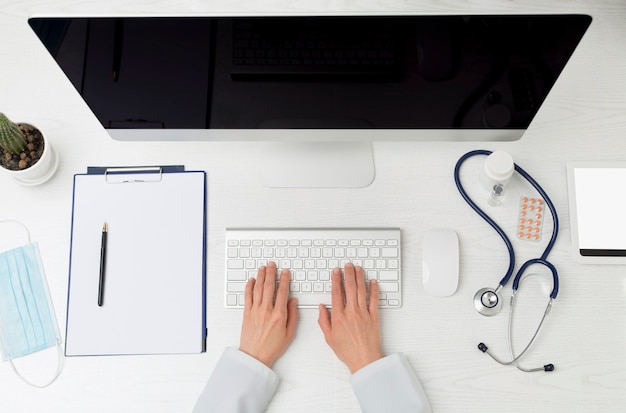 Le médecin travaille à son bureau. Vue de dessus.