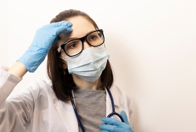 Médecin travailleur médical fatigué après avoir pris un grand nombre de patients en raison de l'épidémie de coronavirus