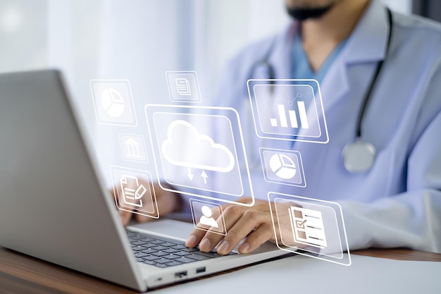 Médecin utilisant des données de sauvegarde informatique sur le cloud La technologie informatique et le stockage en ligne pour les données de stockage de sauvegarde informatique de l'ordinateur Sauvegarde de la technologie Internet concept de données de sauvegarde de documents en ligne