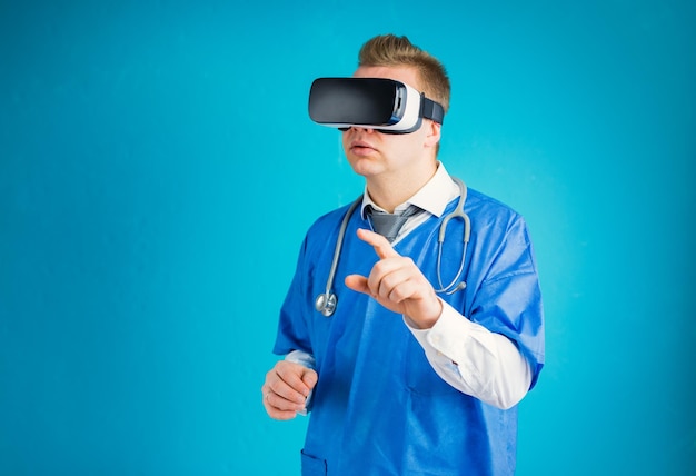 Médecin utilisant des lunettes de réalité virtuelle