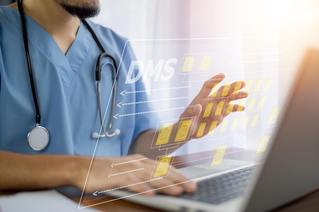 Médecin utilisant un ordinateur logiciel Système de gestion de documents DMS Automatisation des processus de base de données de documentation en ligne pour gérer efficacement les fichiers