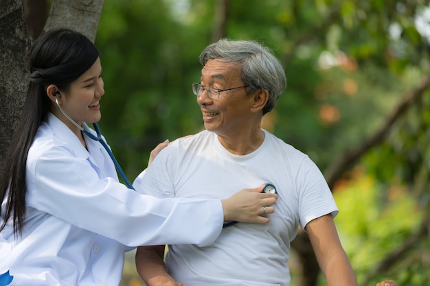 Médecin utilisant le stéthoscope à l&#39;écoute des patients âgés hearbeat