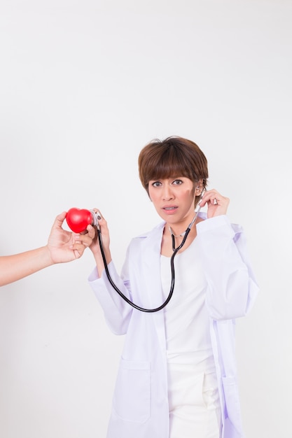 Médecin utilisant un stéthoscope pour examiner le cœur du patient. Concept pour la santé