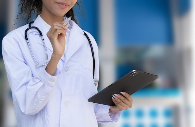 Photo médecin utilisant une tablette numérique pour trouver des informations sur les antécédents médicaux du patient à l'hôpital concept de technologie médicale