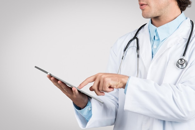 Médecin utilisant une tablette vue partielle du profil