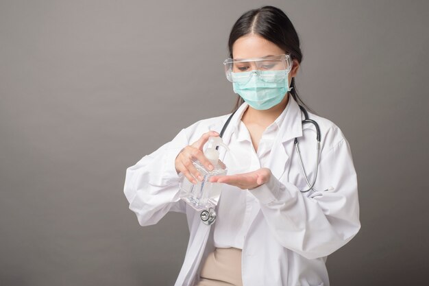 Le médecin utilise un gel d'alcool