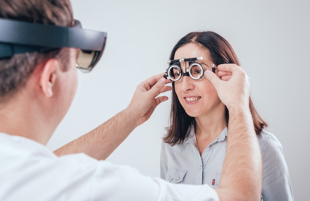 Le médecin utilise des lunettes de réalité augmentée en ophtalmologie.