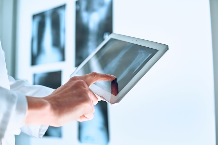 Photo le médecin utilise une tablette numérique pour communiquer avec le patient.