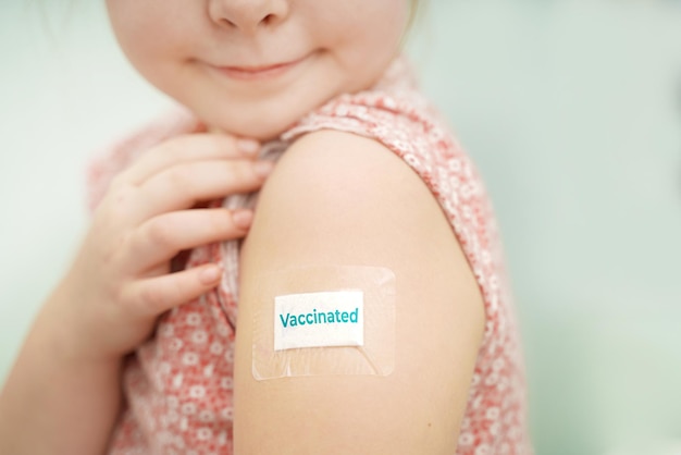 Médecin vaccinant un petit enfant dans une clinique moderne. Mise au point sélectionnée