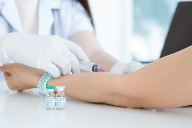 Photo le médecin a vacciné le patient pour une utilisation dans la prévention et le traitement de covid 19