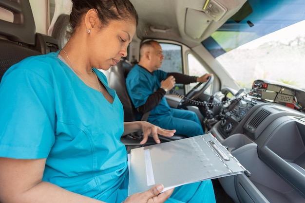 Médecin vérifiant les informations médicales à l'intérieur d'une ambulance