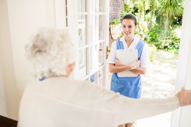 Photo médecin vérifiant la santé des patients à la maison