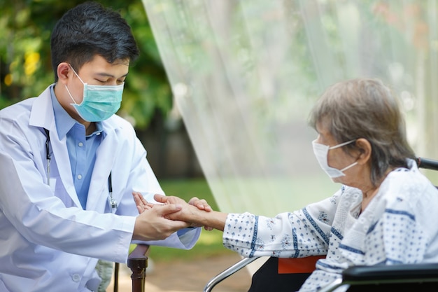 Le médecin vérifie le pouls de la fréquence cardiaque sur le poignet du patient