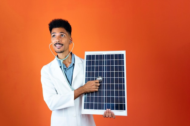 Médecin ou vétérinaire isolé sur fond orange Black Medical Resident Holding Solar Panel