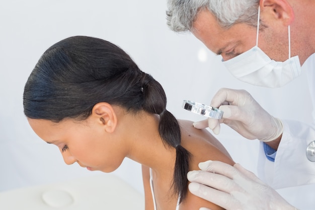 Médecin visitant un patient à l&#39;hôpital