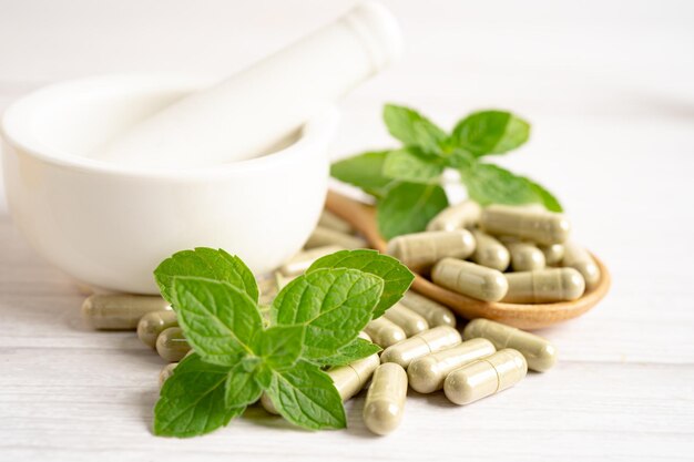 Médecine alternative capsule biologique à base de plantes avec de la vitamine E oméga 3 huile de poisson médicament minéral avec des suppléments naturels de feuilles d'herbes pour une bonne vie saine