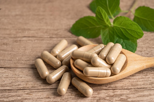 Médecine alternative capsule biologique à base de plantes avec de la vitamine E oméga 3 huile de poisson médicament minéral avec des suppléments naturels de feuilles d'herbes pour une bonne vie saine