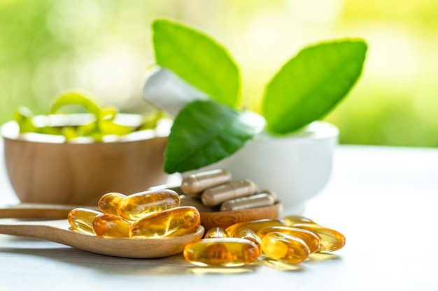 Médecine alternative capsule biologique à base de plantes avec de la vitamine E oméga 3 huile de poisson médicament minéral avec des suppléments naturels de feuilles d'herbes pour une bonne vie saine