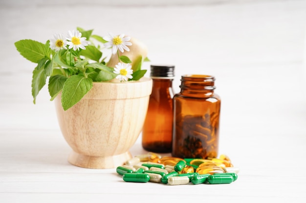 Médecine alternative capsule biologique à base de plantes avec de la vitamine E oméga 3 huile de poisson médicament minéral avec des suppléments naturels de feuilles d'herbes pour une bonne vie saine