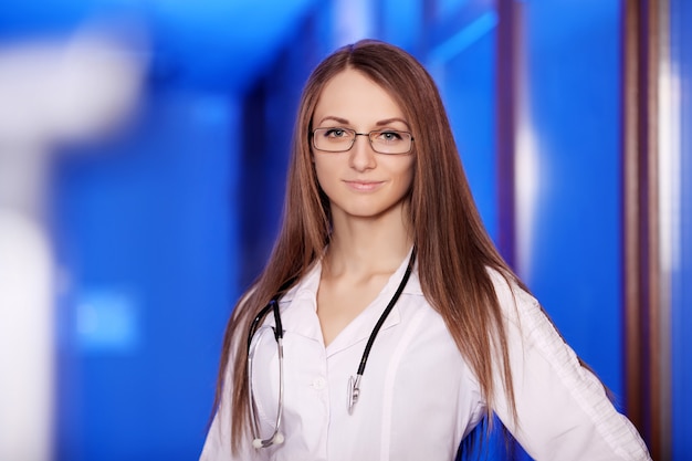 Médecine. Un beau sourire d'un docteur en tenue médicale de femme. Un jeune docteur. Étudiant diplomé.