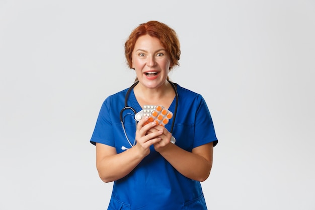 Médecine, concept de soins de santé. Femme médecin d'âge moyen excitée et émerveillée, un médecin a trouvé un nouveau médicament, un traitement contre la grippe ou une maladie incroyable