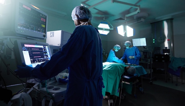 Photo médecine du dos et surveillance avec un médecin en salle d'opération ou une procédure de soins de santé à l'hôpital technologie et équipement médicaux avec un chirurgien professionnel dans une clinique pour une opération