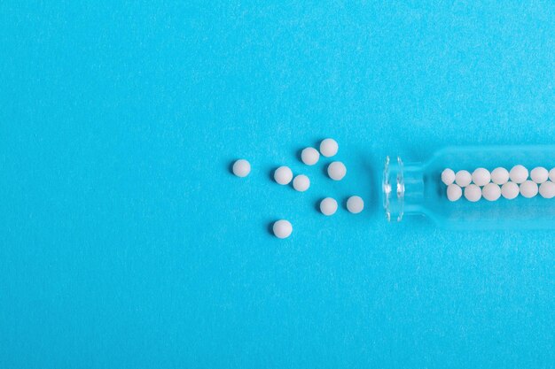 Médecine homéopathique Un concept d'homéopathie avec des pilules homéopathiques