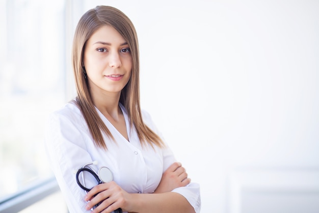 Médecine, jeune femme médecin dans une clinique moderne